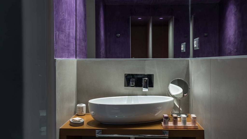 Colonna-suite-del-corso-rome-small-room-bathroom-106d-2