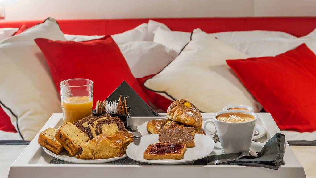 Colonna-suite-del-corso-guest-house-rome-deluxe-red-room-breakfast-3628