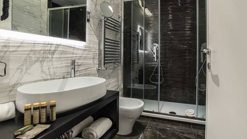 Colonna-suite-del-corso-guest-house-rome-deluxe-brown-room-bathroom-3657
