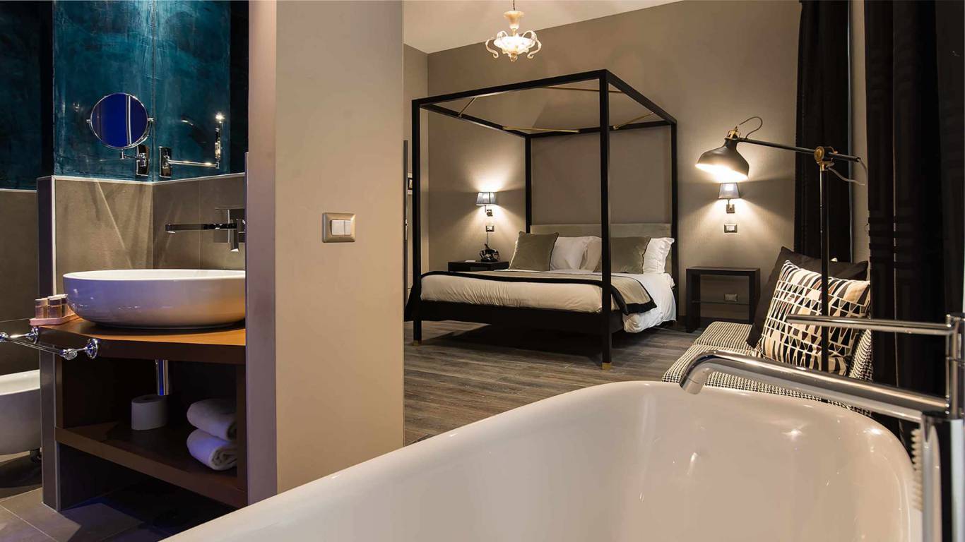 Colonna-suite-del-corso-rome-deluxe-room-bath-102-1